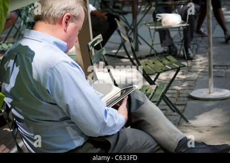 Ein Leser nutzt seine Amazon Kindle Ereader im Bryant Park in New York auf Freitag, 12. August 2011. (© Richard B. Levine) Stockfoto
