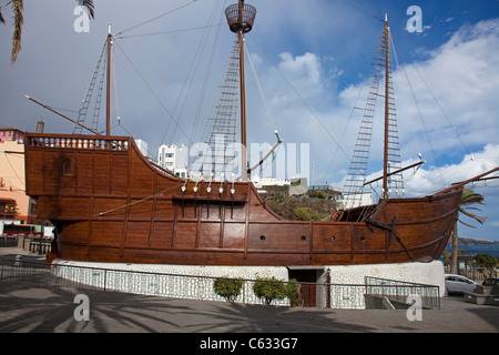 Nachbau der Santa Maria, das Segelboot von Columbus, auf Platz Alameda, Santa Cruz, La Palma, Kanarische Inseln, Spanien, Europa Stockfoto