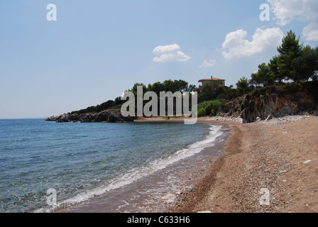 Einsamer Strand in Kalamaki, Griechenland Stockfoto