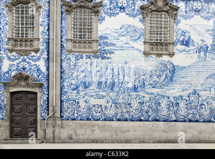 Traditionelle historische Fassade in Porto verziert mit blauen handgemalten Zinn-glasierte Fliesen, Porto, Portugal Stockfoto