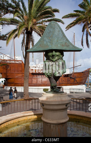 Pigmy - Statue, Bronze Figur vor der Nachbildung der Santa Maria, das Segelboot von Columbus, auf Platz Alameda, Santa Cruz, La Palma, Kanarische Inseln, Spanien, Europa Stockfoto