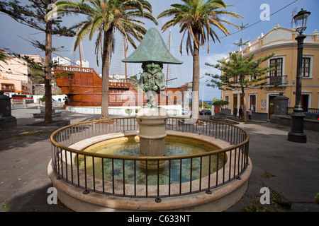 Pigmy - Statue, Bronze Figur vor der Nachbildung der Santa Maria, das Segelboot von Columbus, auf Platz Alameda, Santa Cruz, La Palma, Kanarische Inseln, Spanien, Europa Stockfoto