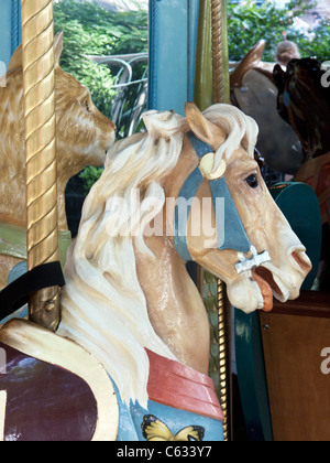 schöne elegante Nachbau des klassischen französischen Karussell Karussell-Pferd am Bryant Park Karussell in Manhattan New York City Stockfoto