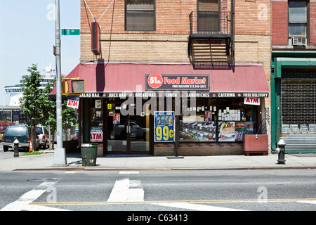 New York City Corner Deli Feinkost im alten Gebäude an einem schönen sonnigen Frühlingstag in Hells Kitchen Stadtteil Manhattan Stockfoto
