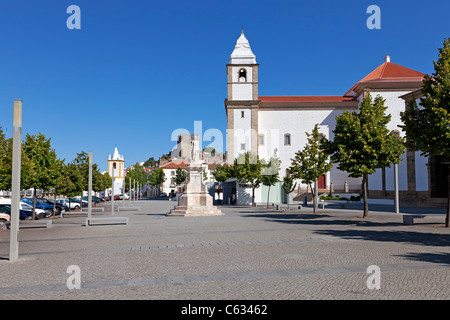 Dom Pedro V Square in Castelo de Vide. Santa Maria da Devesa Kirche und Rathaus. Alto Alentejo, Portugal Stockfoto