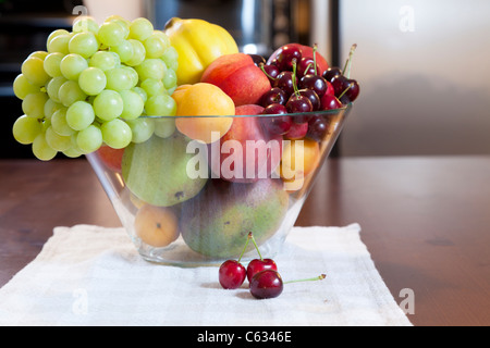 Schale mit Obst Stockfoto