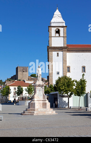 Dom Pedro V Square in Castelo de Vide. Santa Maria da Devesa Kirche und Rathaus. Alto Alentejo, Portugal Stockfoto