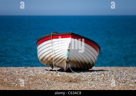 Ein Ruderboot am Strand von Cley-Next-the-Sea in North Norfolk, Großbritannien Stockfoto