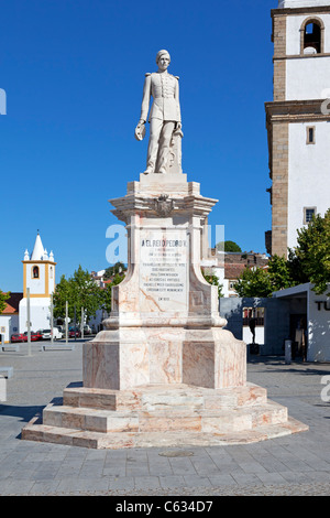 Dom Pedro V Square in Castelo de Vide. Dom Pedro V Statue mit Santa Maria da Devesa Kirche in den Rücken. Alto Alentejo, Portugal Stockfoto