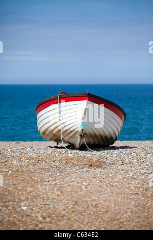 Ein Ruderboot am Strand von Cley-Next-the-Sea in North Norfolk, Großbritannien Stockfoto