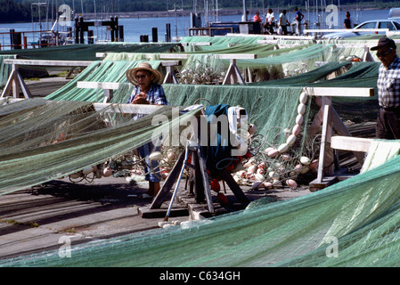 Prince Rupert, Northern BC, Britisch-Kolumbien, Kanada - ausgestreckt ausbessern Net Fischen Fischer Netze auf Dock am Port Edward Stockfoto