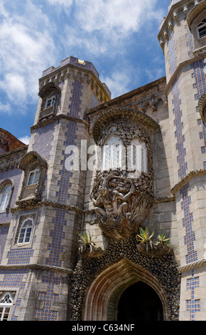 Der Palacio Nacional da Pena, Sintra der Triton Skulptur über dem Eingang arch an den Hof des Bögen. Alle im neoromanischen Stil. Stockfoto