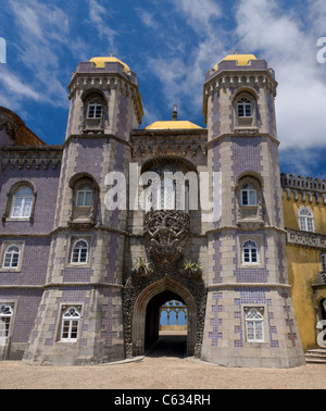 Der Palacio Nacional da Pena, Sintra der Triton Skulptur über dem Eingang arch an den Hof des Bögen. Alle im neoromanischen Stil. Stockfoto