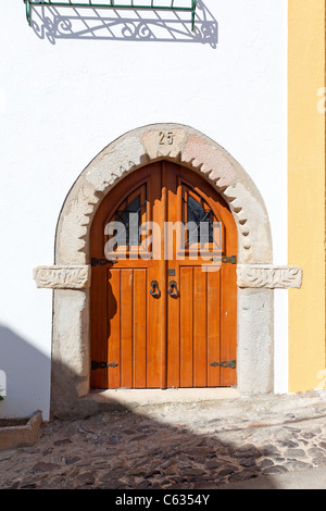 Gotische Tür in das historische Zentrum von Castelo de Vide, Portugal Stockfoto