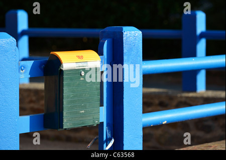 Eine grüne Letterbox auf eine blau lackierte Zaun, Pleneuf Val Andre, Bretagne FR Stockfoto