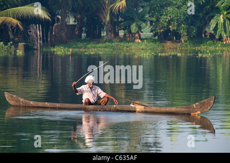 Fischer-Linie Angeln vom Kanu Backwaters Kerala Süd-Indien Stockfoto