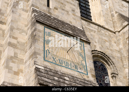 Sonnenuhr an der Südwand der Kathedrale von Chichester, West Sussex Stockfoto