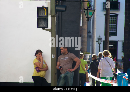 Streetlife, Menschen an einer Ampel, sichtbare Countdown in Sekunden, bis grünes Licht, Santa Cruz, La Palma, Kanarische Inseln, Spanien, Europa Stockfoto