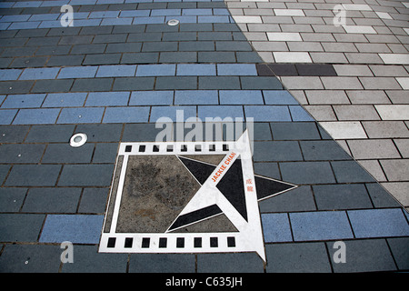 Sterne und Handabdrücke von Jackie Chan auf Avenue of Stars (zu Fuß des Ruhmes) auf Victoria Harbour Uferpromenade in Tsim Sha Tsui Stockfoto