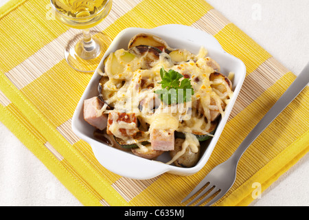 Schweinefleisch-Kartoffel-Auflauf mit Käse garniert Stockfoto