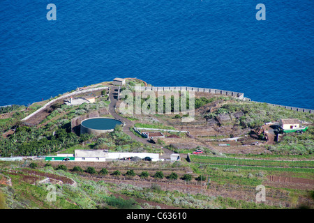 Bananenplantagen und Wassertanks an der Küste von Bartolo, La Palma, Kanarische Inseln, Spanien, Europa Stockfoto