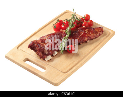 Geräucherte Schweinefleisch Spareribs auf ein Schneidebrett Stockfoto