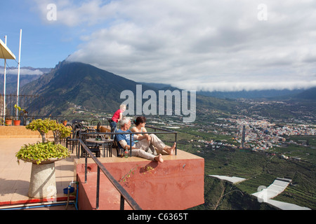 Blick von der Terrasse der Aussichtspunkt El Time über das Tal von Aridane und die Stadt Los Llanos de Aridane, La Palma, Kanarische Inseln, Spanien, Europa Stockfoto