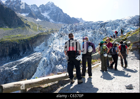 Eine Gruppe von Bergsteigern betrachten die Seracs auf Zunge des Gletschers D'Argentiere, im Chamonix-Tal, Frankreich. Stockfoto