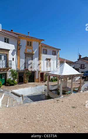 Fonte da Vila (Stadtbrunnen) in das jüdische Viertel von Castelo de Vide, Portalegre District, Portugal. Brunnen aus dem 16. Jahrhundert. Stockfoto