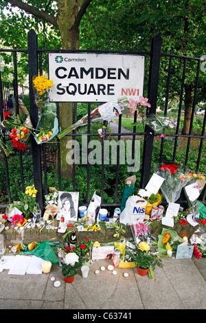 Blumen nach ihrem Tod von Trauernden in Camden Square vor dem Haus von Amy Winehouse in London, England Stockfoto