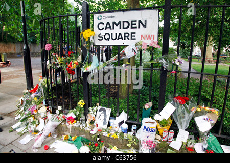 Blumen nach ihrem Tod von Trauernden in Camden Square vor dem Haus von Amy Winehouse in London, England Stockfoto