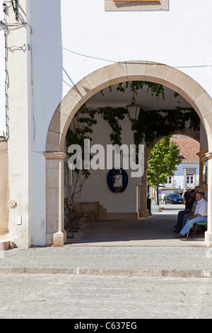 Dom Pedro V Square in Castelo de Vide, gesehen durch die Rathaus Arkaden. Portalegre District, Alto Alentejo, Portugal. Stockfoto