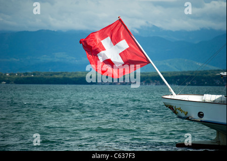 Schweizer Flagge im Wind am Heck des Vergnügens Boot am Lac Leman, Nyon, Schweiz. Stockfoto