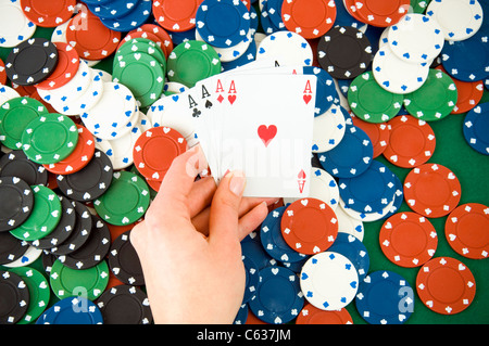 Vier Asse in der Hand, Spielkarten ich Vorderseite des Casino-Glücksspiel-chips Stockfoto