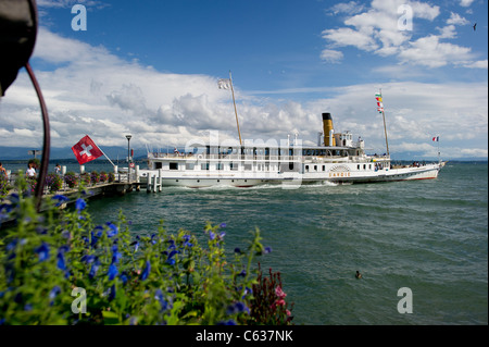 A paddle Steamer Überführung Touristen und Reisende rund um den Genfer See (Lac Léman) in der Nähe von Nyon, Schweiz. Stockfoto