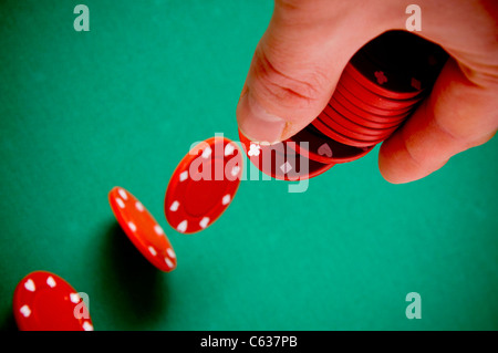 Rot Glücksspiel vom Männer Hand fallen Späne Stockfoto