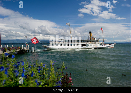 A paddle Steamer Überführung Touristen und Reisende rund um den Genfer See (Lac Léman) in der Nähe von Nyon, Schweiz. Stockfoto