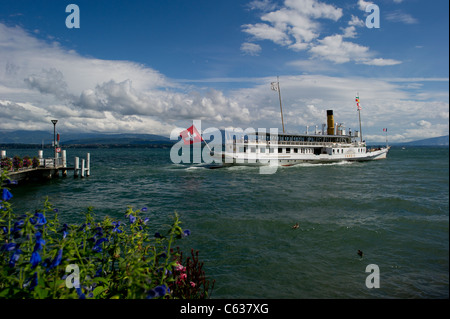 A paddle Steamer Überführung Touristen und Reisende rund um den Genfer See (Lac Léman) in der Nähe von Nyon, Schweiz. Stockfoto