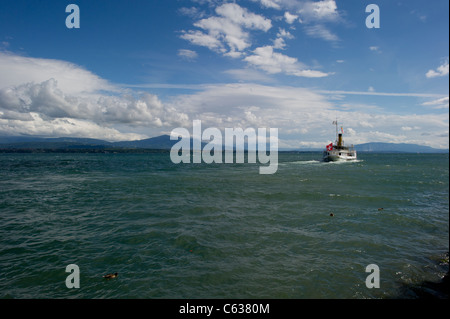 A paddle Steamer Überführung Touristen und Reisende rund um den Genfer See (Lac Léman) in der Nähe von Nyon, Schweiz. Stockfoto