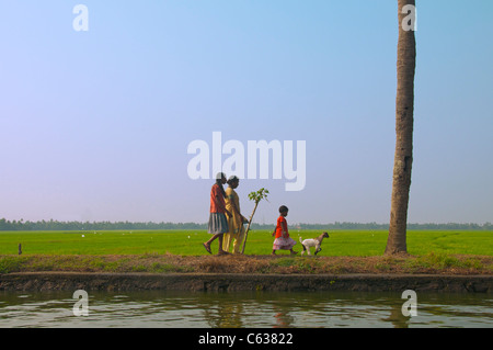 Zwei Frauen mit Kind und Ziege Kanal entlang bank Backwaters Kerala Süd-Indien Stockfoto