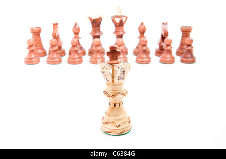 Allein gegen alle, König Schach gegen entgegengesetzte Armee auf weißem Hintergrund Stockfoto
