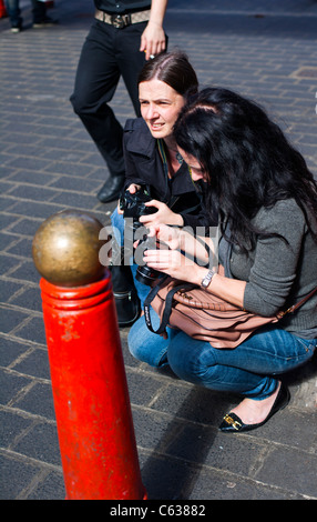 Zwei weibliche Profifotografen vergleichen Aufnahmen, Chinatown, London, UK, Europa Stockfoto