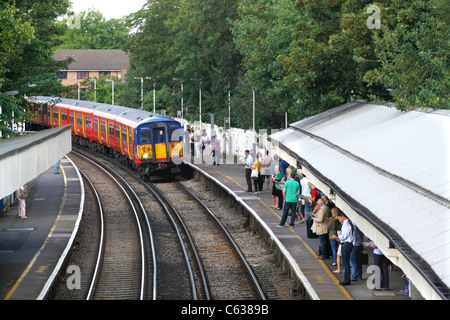 Pendler warten am Morgen trainieren am Mortlake, London Stockfoto