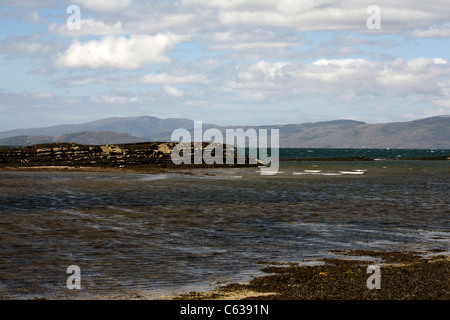 Mit Blick auf die Applecross Hügel von Rubha Ardnish Strand Breakish Broadford Isle of Skye, Schottland Stockfoto