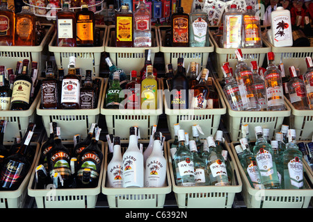 Alkoholische Getränke zum Verkauf im Ladengeschäft "Tourist" in Spanien Stockfoto