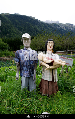 Eine Familie aus Holz geschnitzt Vogelscheuchen befindet sich in einem Gemüsegarten in Le Lavancher, Chamonix Mont Blanc, Frankreich. Stockfoto