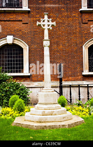 LONDON, Vereinigtes Königreich - 17. JULI 2021: WW1 Memorial to Honourable Artillery Company in the Churchyard of St Botolph Without Bishopsgate in the City of London Stockfoto