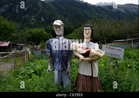 Eine Familie aus Holz geschnitzt Vogelscheuchen befindet sich in einem Gemüsegarten in Le Lavancher, Chamonix Mont Blanc, Frankreich. Stockfoto