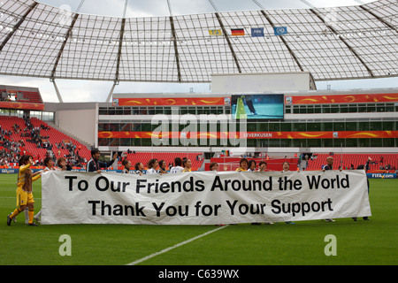 Japanische Nationalmannschaft Mitglieder angezeigt einen Banner zu den Zuschauern nach einem 2011 FIFA Frauen WM-Fußball-Spiel gegen Mexiko. Stockfoto