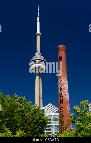 Kraftwerk Kunst galerie Rauch stack und CN Tower in Toronto gegen den blauen Himmel Stockfoto